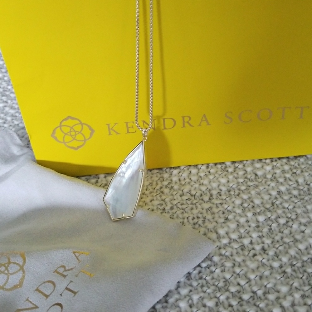 Kendra Scott necklace